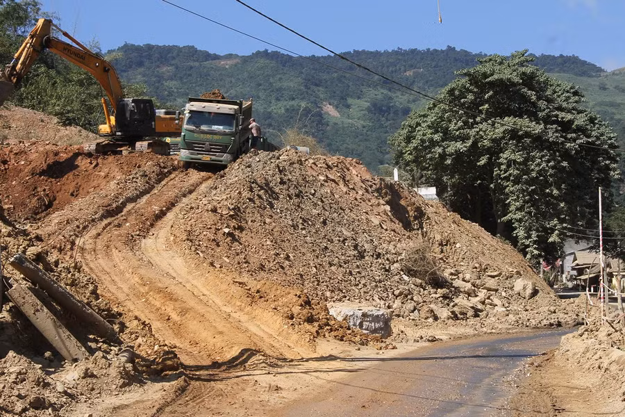 Thi công dự án đường từ Mường Xén đi Ta Do và Khe Kiền (huyện Kỳ Sơn, Nghệ An). Ảnh: Phạm Tâm.