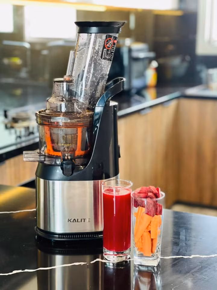 Nước ép dưa hấu mẹ làm là niềm đam mê bất tận của 2 cậu con trai.