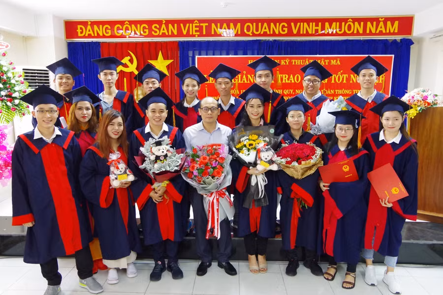 PGS.TS Lương Thế Dũng tại lễ bế giảng khóa AT12