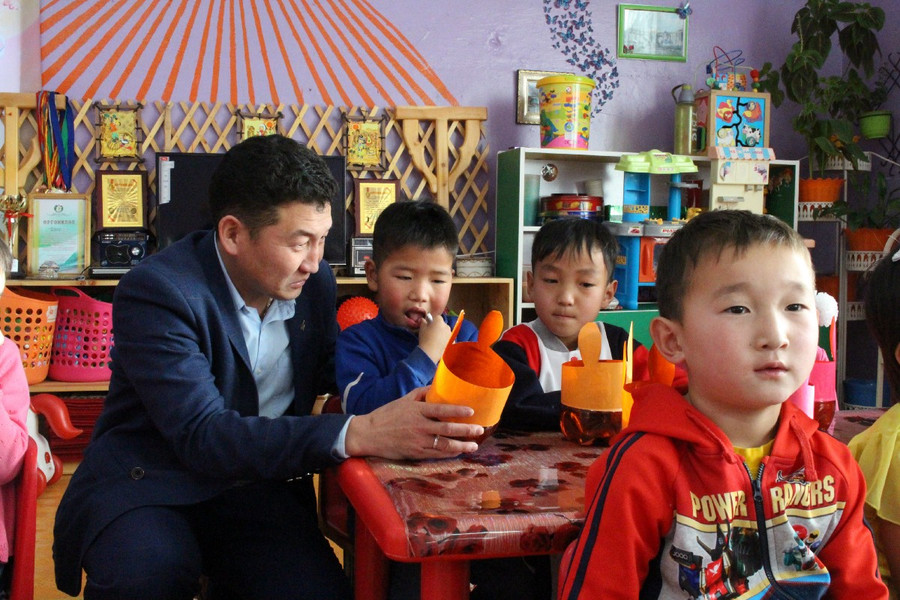 Để chuẩn bị đến trường, phụ huynh có thể dạy cho trẻ học trước tại nhà.