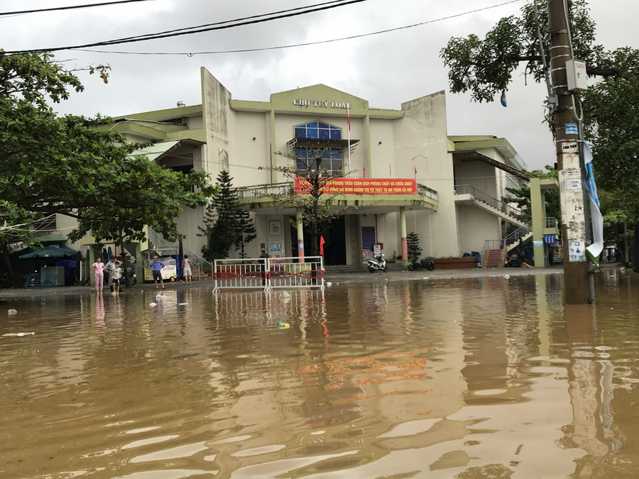 Nước sông đã dâng lên trước chợ Túy Loan (xã Hòa Phong).