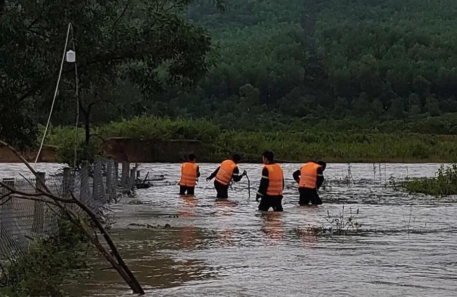 Lực lượng chức năng đang tìm kiếm người bị mất tích. Ảnh: CACC. 