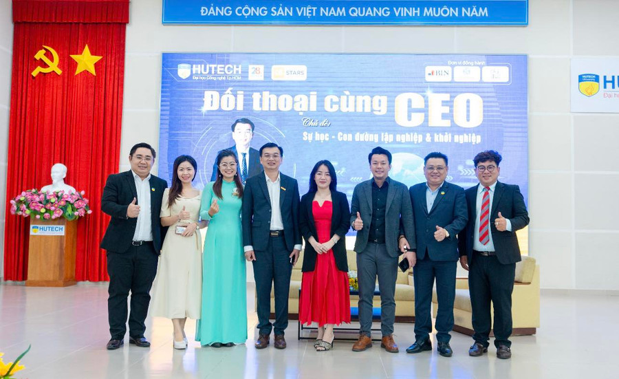 Shark Lê Hùng Anh cùng khách mời, lãnh đạo các Trung tâm, phòng ban của Nhà trường chụp ảnh kỉ niệm.