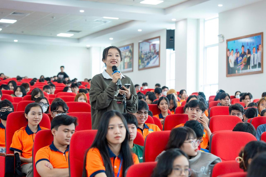 Sinh viên đặt câu hỏi tới Shark Lê Hùng Anh.