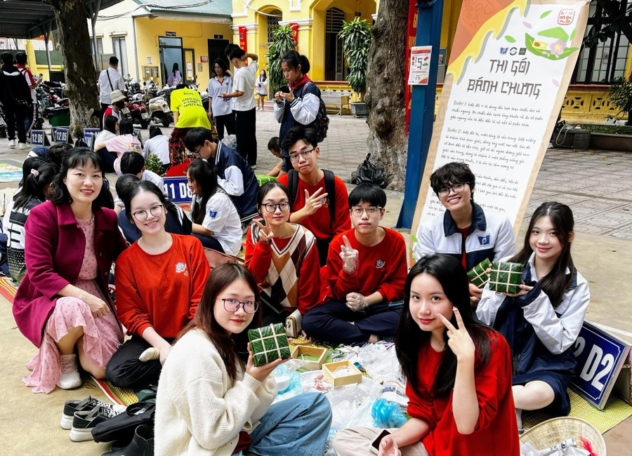 Những chiếc bánh chưng xanh vuông vức chính thức thành hình. Những chiếc bánh chưng xanh vuông vức chính thức thành hình.