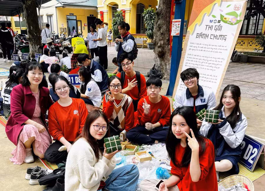 Những chiếc bánh chưng xanh vuông vức chính thức thành hình.