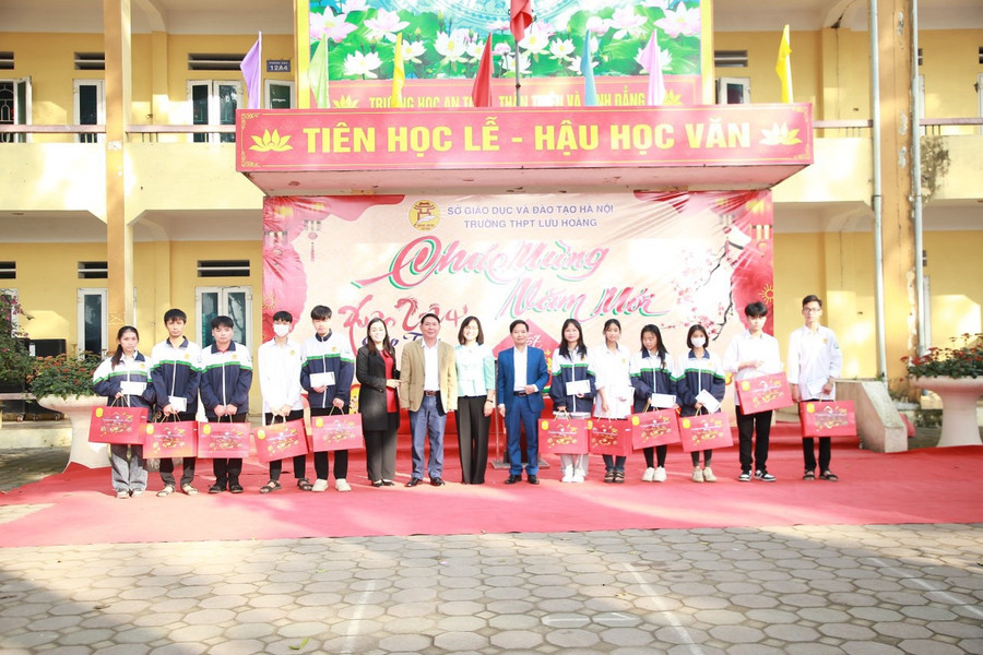 Những phần quà Tết tuy không lớn nhưng chan chứa tình cảm và tinh thần tương thân tương ái của thầy trò Trường THPT Phan Huy Chú - Đống Đa với các đơn vị bạn. Những phần quà Tết tuy không lớn nhưng chan chứa tình cảm và tinh thần tương thân tương ái của thầy trò Trường THPT Phan Huy Chú - Đống Đa với các đơn vị bạn.