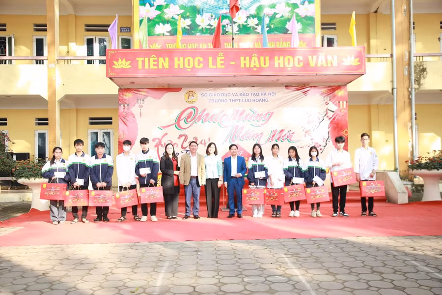 Những phần quà Tết tuy không lớn nhưng chan chứa tình cảm và tinh thần tương thân tương ái của thầy trò Trường THPT Phan Huy Chú - Đống Đa với các đơn vị bạn.