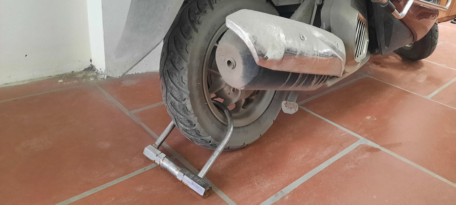 Trước khi đi ngủ, người dân cần chủ động khóa cổ, khóa càng cho xe máy để đảm bảo an toàn. Trước khi đi ngủ, người dân cần chủ động khóa cổ, khóa càng cho xe máy để đảm bảo an toàn.