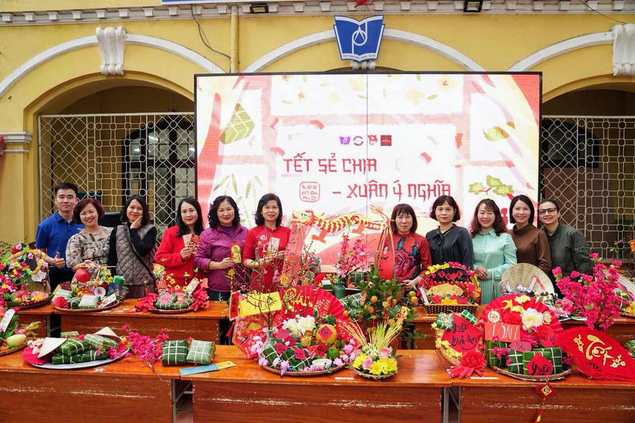 Những mâm bánh chưng được trưng bày sau khi các lớp hoàn thành phần thi gói bánh. Những mâm bánh chưng được trưng bày sau khi các lớp hoàn thành phần thi gói bánh.
