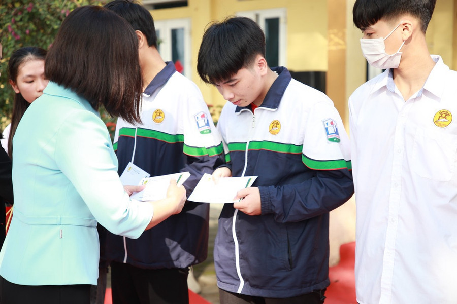 Trường THPT Phan Huy Chú - Đống Đa tặng quà Tết cho học sinh vượt khó vươn lên trong học tập tại Trường THPT Lưu Hoàng. Trường THPT Phan Huy Chú - Đống Đa tặng quà Tết cho học sinh vượt khó vươn lên trong học tập tại Trường THPT Lưu Hoàng.