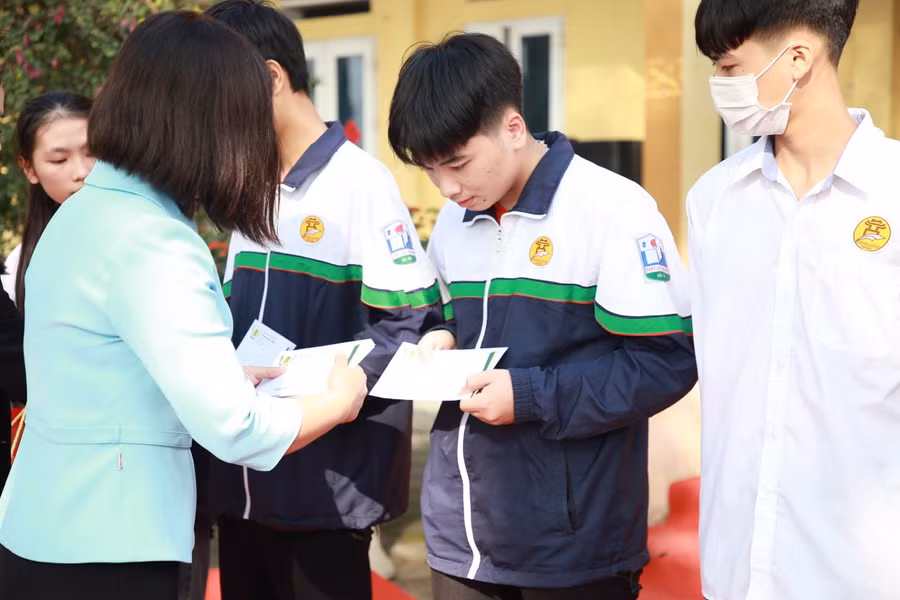 Trường THPT Phan Huy Chú - Đống Đa tặng quà Tết cho học sinh vượt khó vươn lên trong học tập tại Trường THPT Lưu Hoàng.