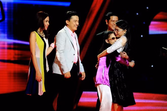 Ngọc Anh được 4 huấn luyện viên "tranh giành" quyết liệt sau màn trình diễn đầy xúc động. Cuối cùng em quyết định về đội của HLV Cẩm Ly.