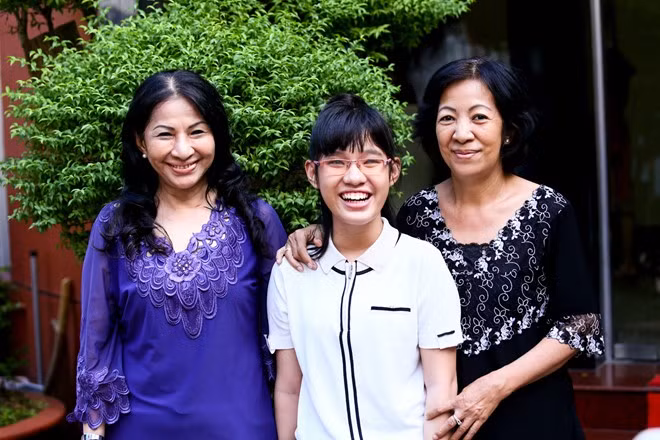 Ngọc Anh và bà ngoại (áo tím) và bà Chín.