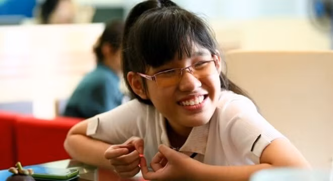 Cô bé gây ấn tượng với người đối diện bởi sự lễ phép và cởi mở, chứ không hề rụt rè.