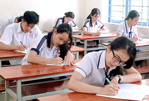 Học sinh THPT tỉnh Đồng Nai đang làm bài thi tại kỳ thi THPT quốc gia năm 2016 Học sinh THPT tỉnh Đồng Nai đang làm bài thi tại kỳ thi THPT quốc gia năm 2016