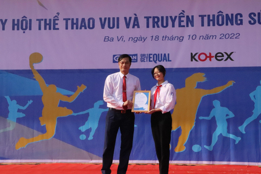 Trưởng phòng GD&ĐT Ba Vì Phùng Ngọc Oanh trao chứng nhận cho học sinh. Trưởng phòng GD&ĐT Ba Vì Phùng Ngọc Oanh trao chứng nhận cho học sinh.