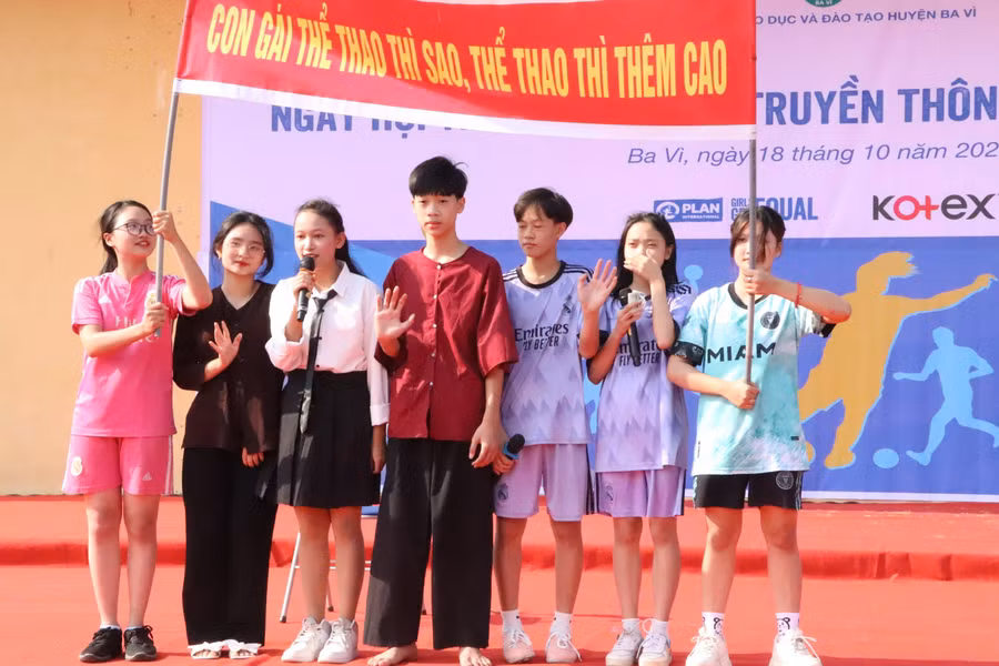 Các em học sinh tham gia các hoạt động trong ngày hội thể thao với tinh thần chủ động, sáng tạo.