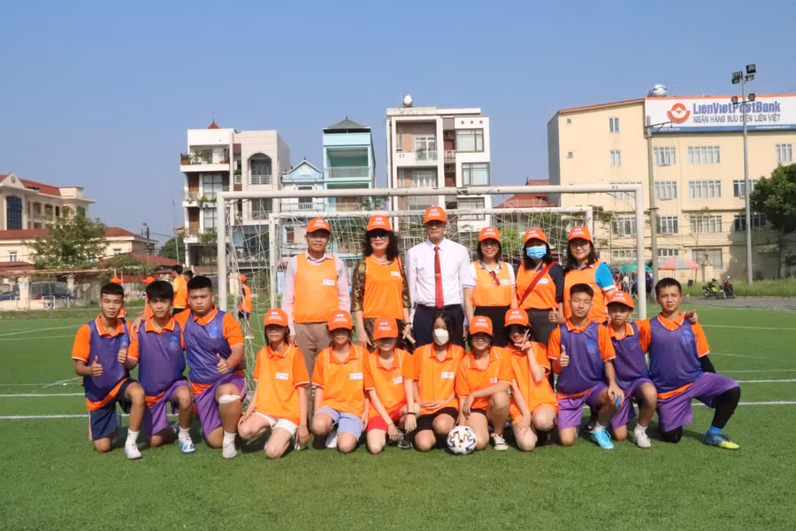 Đại diện ban tổ chức chụp ảnh cùng đội bóng đá nam và nữ đến từ các trường THCS. Đại diện ban tổ chức chụp ảnh cùng đội bóng đá nam và nữ đến từ các trường THCS.