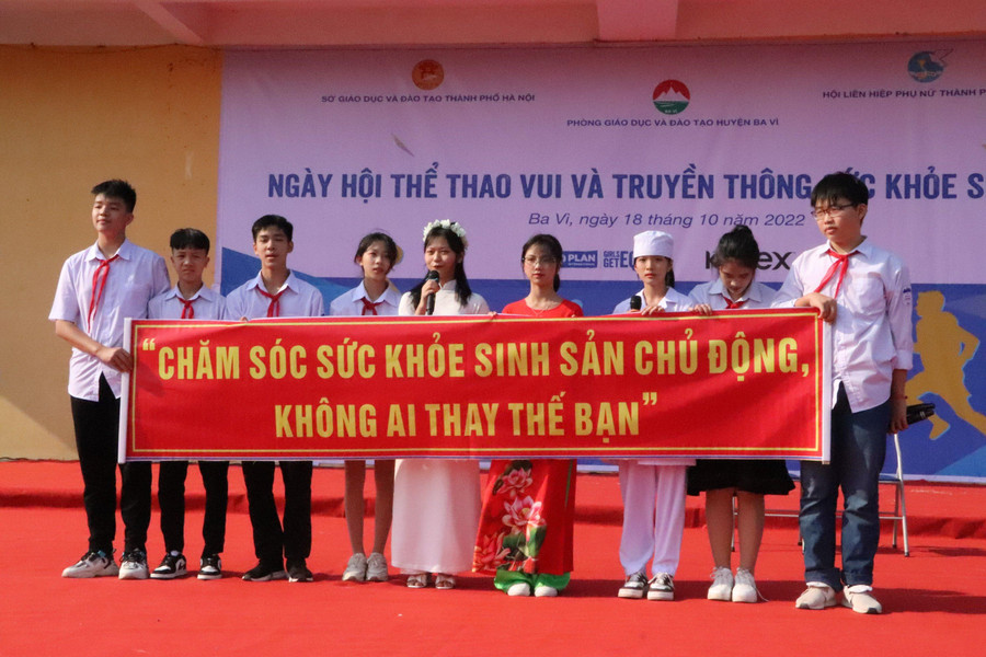 Học sinh cùng thể hiện tinh thần của buổi truyền thông về sức khỏe sinh sản tuổi vị thành niên. Học sinh cùng thể hiện tinh thần của buổi truyền thông về sức khỏe sinh sản tuổi vị thành niên.