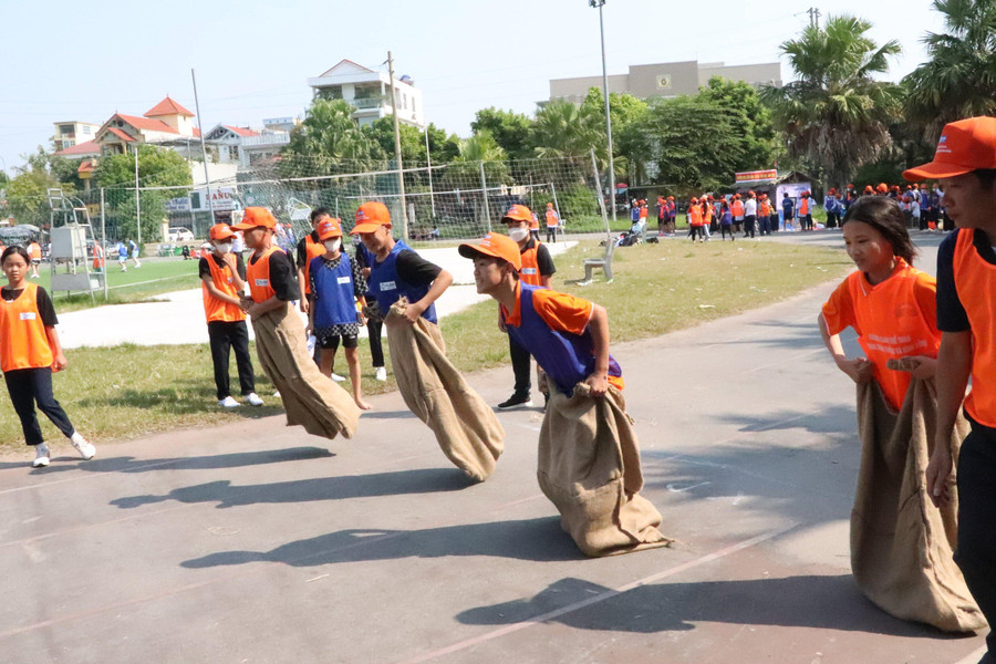 Trò chơi nhảy bao bố thu hút nhiều học sinh tham gia với những tràng cười sảng khoái. Trò chơi nhảy bao bố thu hút nhiều học sinh tham gia với những tràng cười sảng khoái.