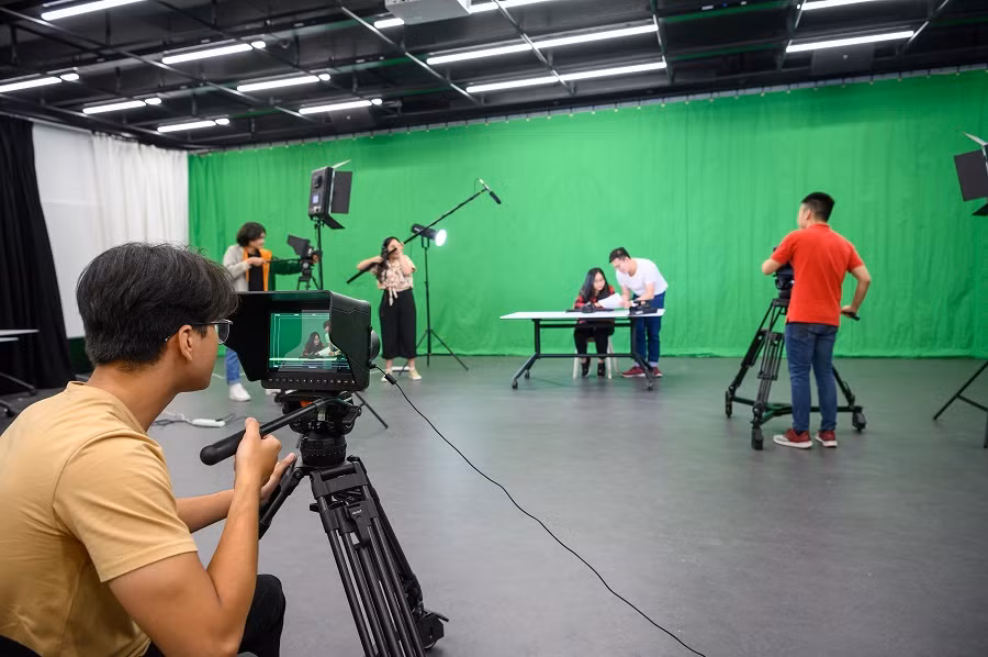 Với phòng studio đa phương tiện, cùng trang thiết bị hiện đại sinh viên theo học ngành cử nhân Sản xuất phim kỹ thuật số sẽ thoải mái thực hành, dựng phim theo ý tưởng của mình