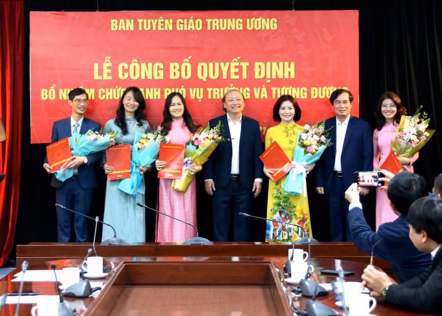 Đồng chí Võ Văn Phuông - Ủy viên Trung ương Đảng, Phó Trưởng Ban Thường trực Ban Tuyên giáo Trung ương; Phan Xuân Thủy - Phó Trưởng Ban Tuyên giáo Trung ương trao quyết định và chúc mừng các cán bộ được bổ nhiệm.