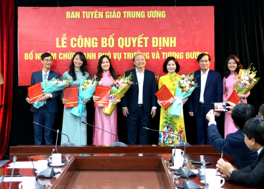 Đồng chí Võ Văn Phuông - Ủy viên Trung ương Đảng, Phó Trưởng Ban Thường trực Ban Tuyên giáo Trung ương; Phan Xuân Thủy - Phó Trưởng Ban Tuyên giáo Trung ương trao quyết định và chúc mừng các cán bộ được bổ nhiệm.