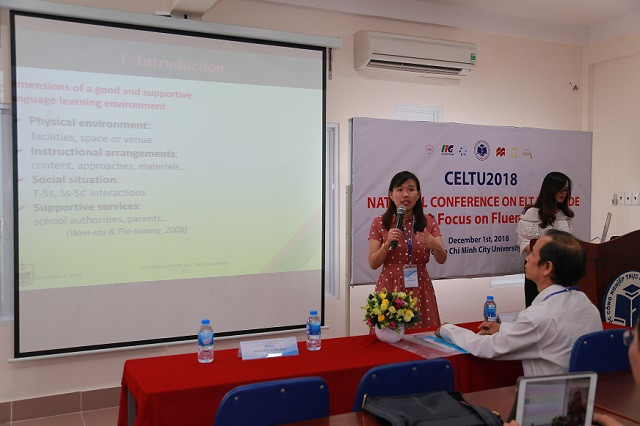 Một đại biểu trình bày tham luận và nghiên cứu của mình tại hội thảo