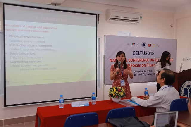 Một đại biểu trình bày tham luận và nghiên cứu của mình tại hội thảo