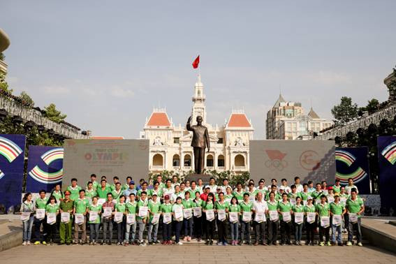 Ban tổ chức tặng cờ lưu niệm cho đại diện các đội về dự Ban tổ chức tặng cờ lưu niệm cho đại diện các đội về dự