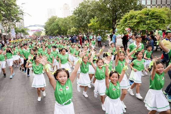 Ngay sau lễ khai mạc, hàng ngàn HS đã tích cực tham gia “Ngày chạy Olympic vì sức khỏe toàn dân” Ngay sau lễ khai mạc, hàng ngàn HS đã tích cực tham gia “Ngày chạy Olympic vì sức khỏe toàn dân”