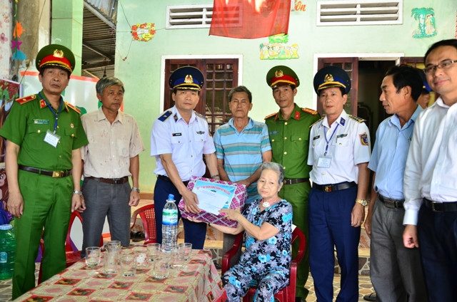 Thăm, tặng quà cho gia đình chính sách