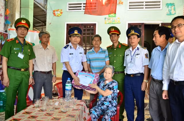 Thăm, tặng quà cho gia đình chính sách