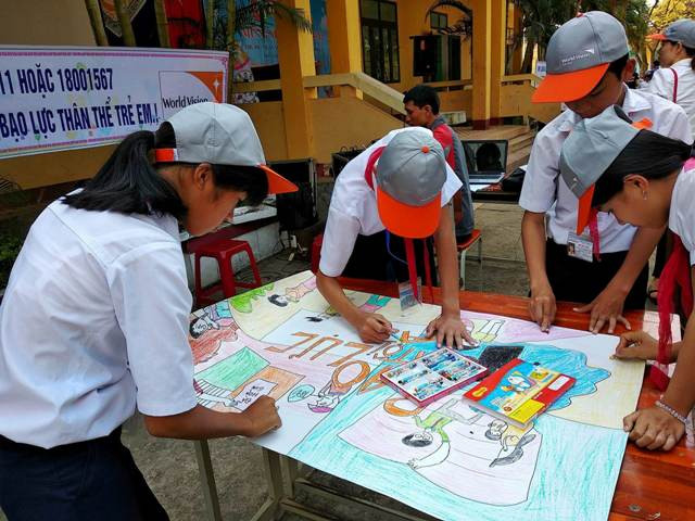 Các em học sinh đang cùng nhau vẽ nên một bức tranh kêu gọi sự chung tay của các cá nhân, tổ chức lên tiếng bảo vệ, che chở trẻ em trước mối nguy hiểm của xã hội.