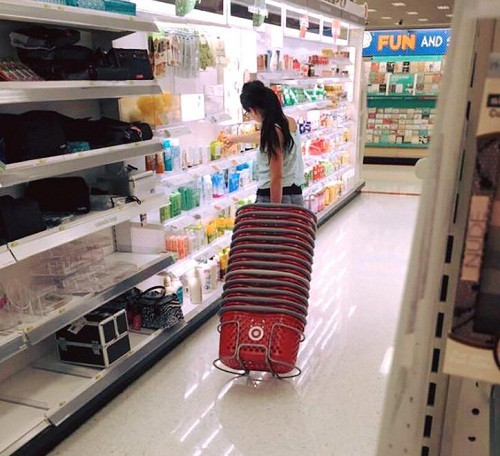 Chị rất ít khi đi siêu thị. Chị rất ít khi đi siêu thị.