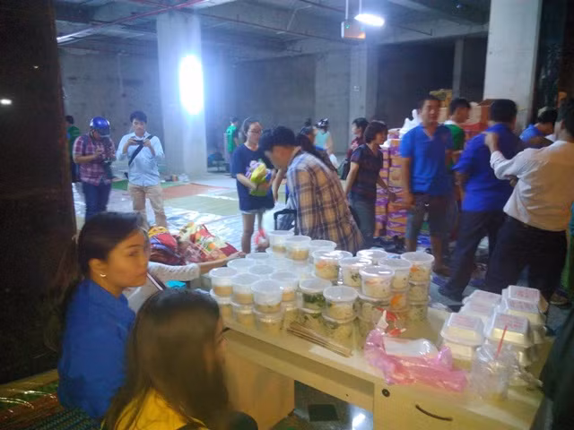 Các bữa ăn đều được chuẩn bị đầy đủ để phục vụ các cư dân bị nạn