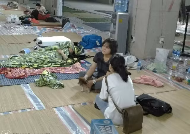 Nhiều người dân vẫn thẫn thờ khi rơi vào hoàn cảnh “màn trời chiếu đất”