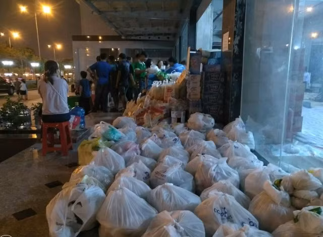 Các nhu yếu phẩm được tập kết để hỗ trợ các dân cư bị nạn