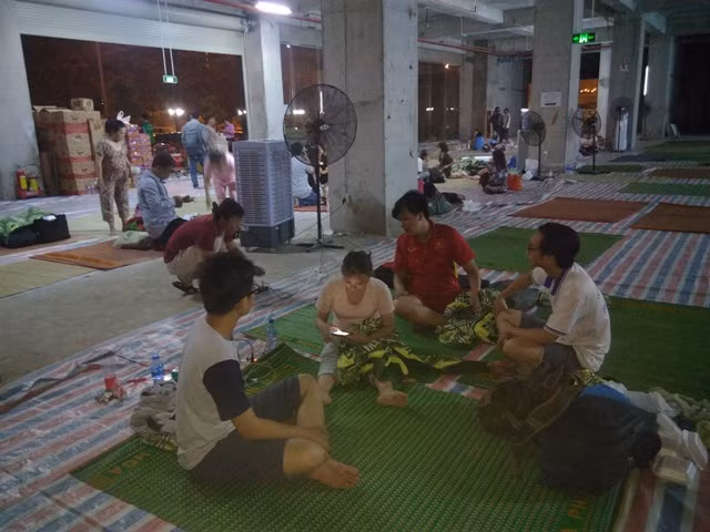 Nhóm sinh viên được bố trí ở tạm tại khu sảnh tòa chung cư City Gate