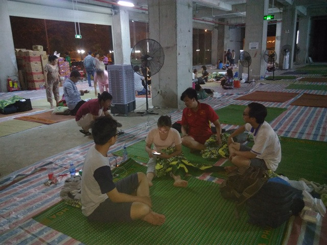 Nhóm sinh viên được bố trí ở tạm tại khu sảnh tòa chung cư City Gate