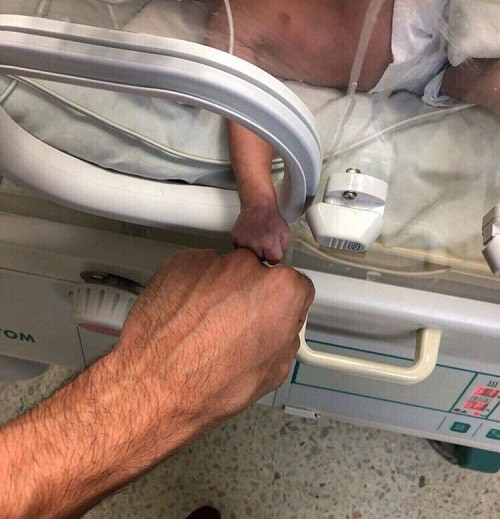 Cái cụng tay của hai người đàn ông. Cái cụng tay của hai người đàn ông.