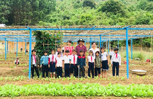 Thầy trò chụp ảnh bên vườn rau. Ảnh: Trần Tú.