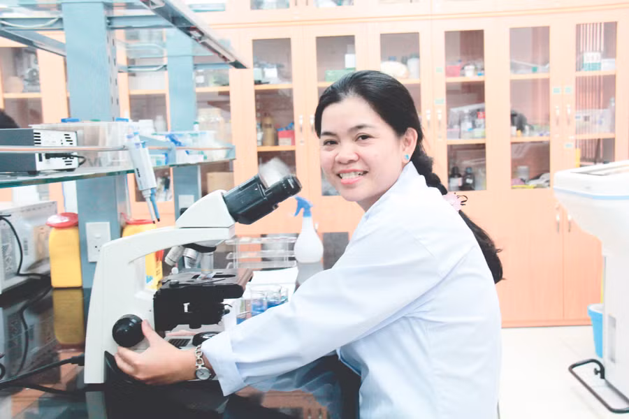 TS Nguyễn Thị Hiệp làm nghiên cứu tại Khoa Kỹ thuật Y sinh.