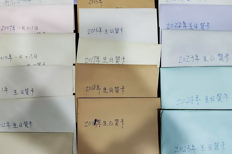 19 lá thư mừng sinh nhật của chồng quá cố được Chu xếp ngay ngắn. Ảnh: AsiaWire. 