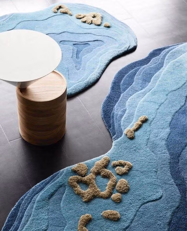 Cái thảm này trông như kiểu có mấy con chó cùng bậy lên một lúc nhỉ?