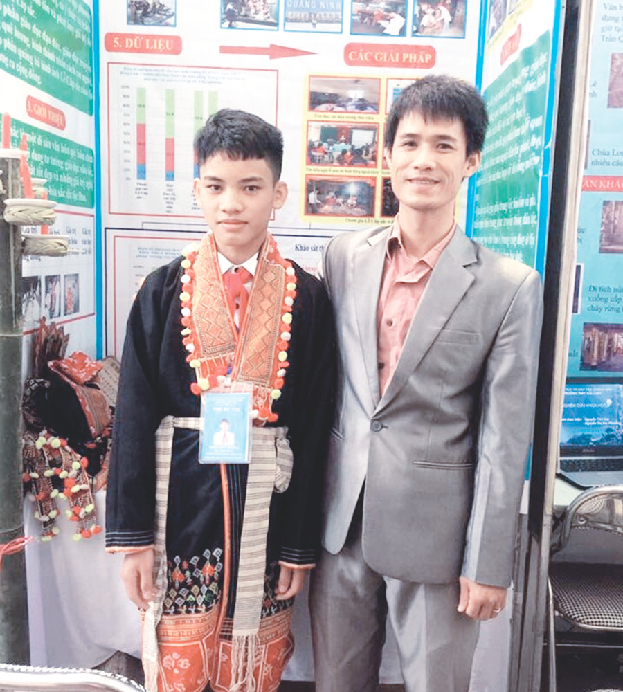 Thầy Đặng Ngọc Lĩnh cùng học trò