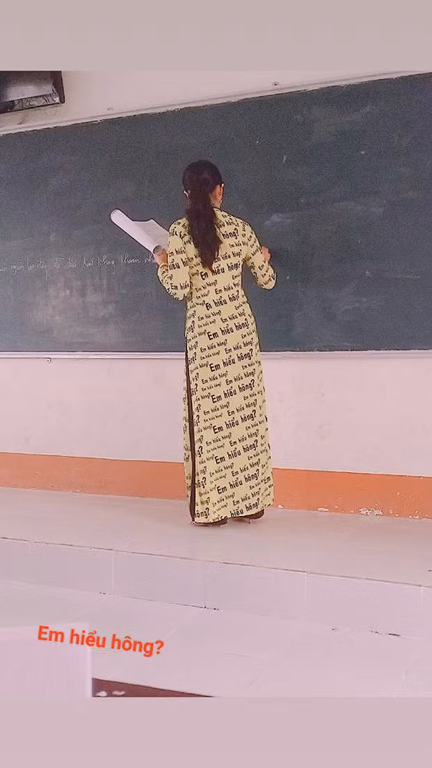 Bức ảnh chụp cô giáo với chiếc áo dài 