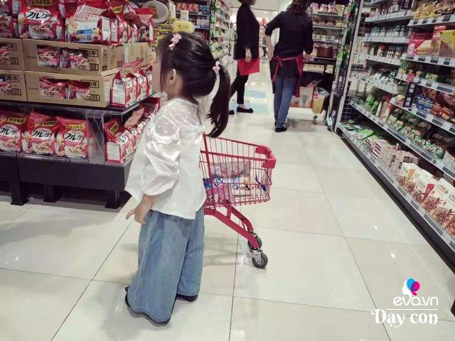 con boc do trong sieu thi ra an, me noi 1 cau khien nhan vien than phuc - 3