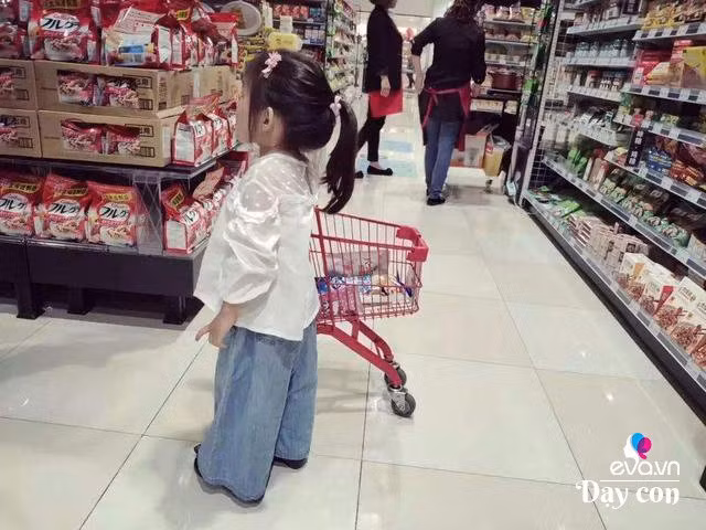 con boc do trong sieu thi ra an, me noi 1 cau khien nhan vien than phuc - 3